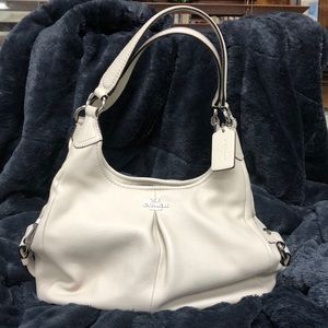 Classy Coach bag in winter white.